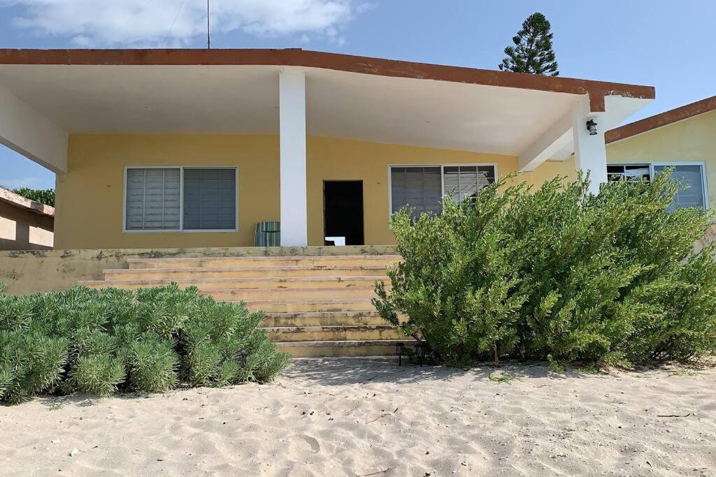 La Casa Amarilla Frente Al Mar Vila Chelem Exterior foto